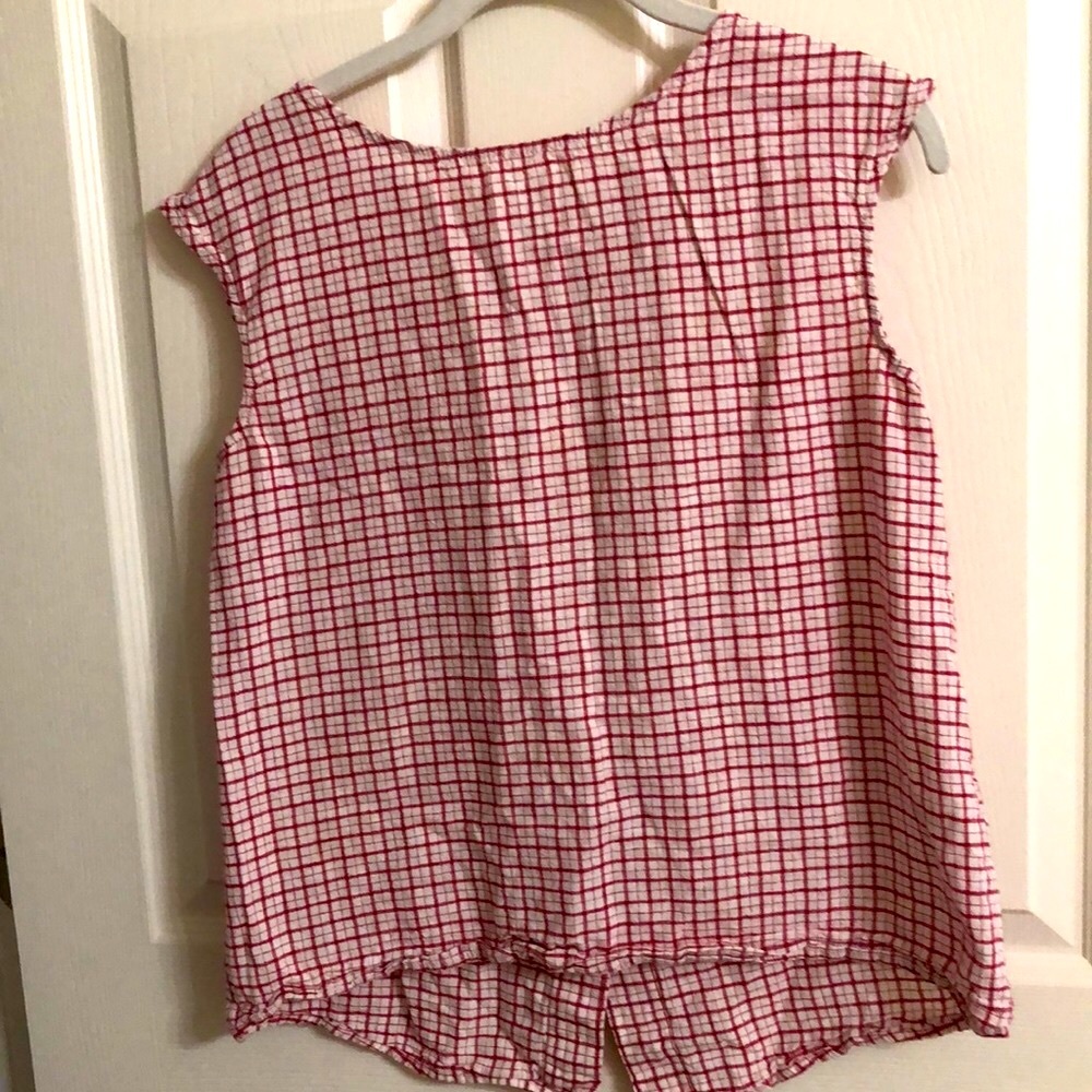 Red And White Sleeveless Shirt